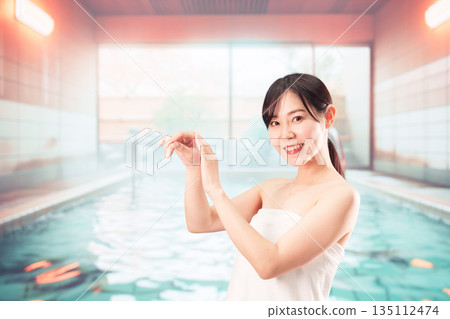 Young woman refreshing in hot spring 135112474