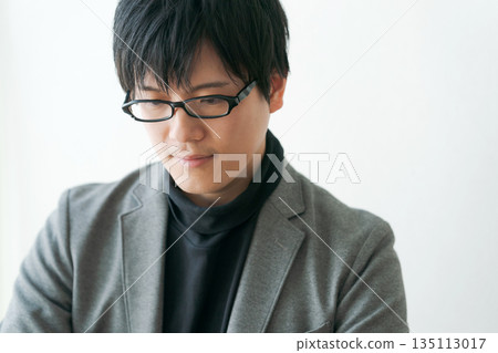 一位三十多歲、戴著眼鏡的商人 135113017