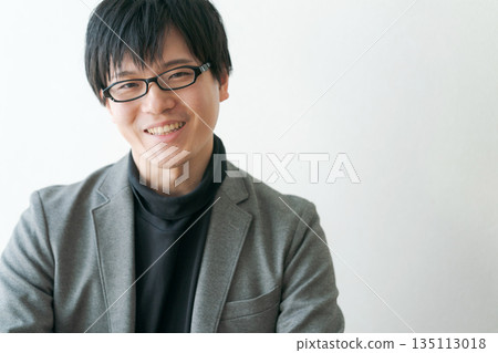 A businessman in his 30s wearing glasses 135113018