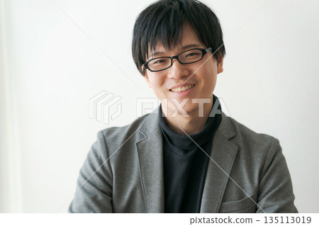 A businessman in his 30s wearing glasses A businessman in his 30s wearing glasses 135113019