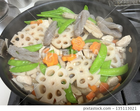 看起來很美味的竹前煮正在烹製 看起來很美味的竹前煮正在烹製 135113021