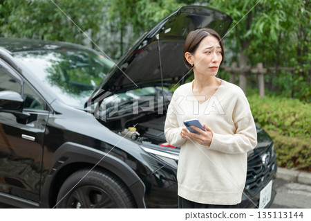 一名女子遭遇汽車故障 一名女子遭遇汽車故障 135113144