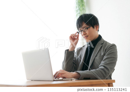 使用筆記本電腦的男人 135113241