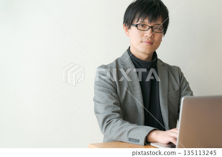 使用筆記本電腦的男人 135113245