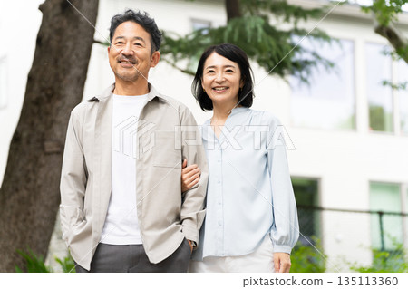 成熟夫婦散步 — 生活方式形象 135113360