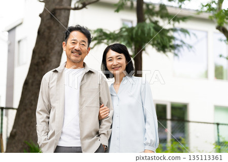 成熟夫婦散步 — 生活方式形象 135113361