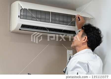 Air conditioner inspection contractor lifestyle image Air conditioner inspection contractor lifestyle image 135113377