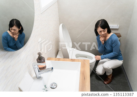 一位患有廁所問題的中年婦女的生活方式形象 135113387