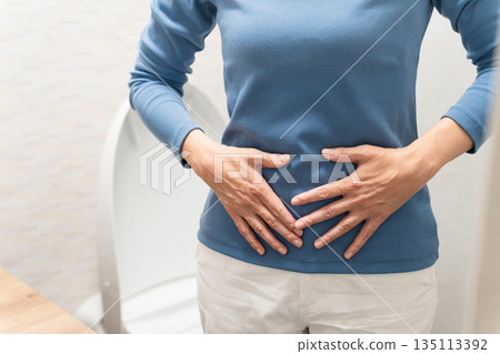 沒有便秘的中年婦女的生活方式形象 沒有便秘的中年婦女的生活方式形象 135113392