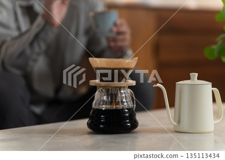一對中年夫婦用杯子喝酒的生活方式形象 一對中年夫婦用杯子喝酒的生活方式形象 135113434