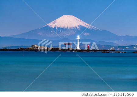 《神奈川縣》富士山和大海的景色/森戶海岸 《神奈川縣》富士山和大海的景色/森戶海岸 135113500