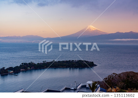 （靜岡縣）從大瀨崎過海的富士山 135113602