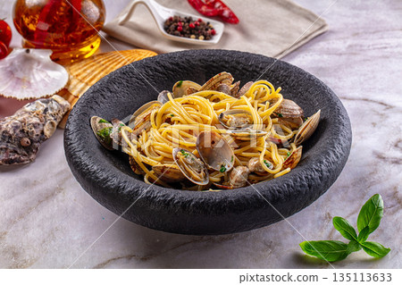 Italian pasta spaghetti with vongole 135113633