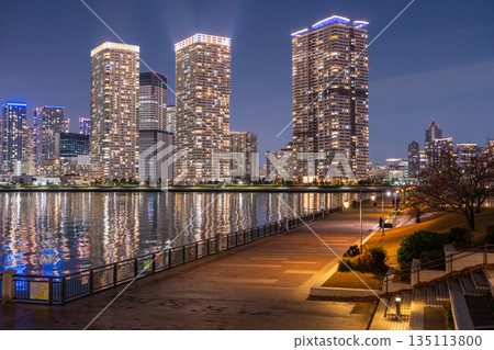 東京：豐洲古魯裡公園和晴見塔樓公寓的夜景 135113800