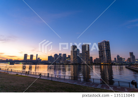 東京：豐洲古魯裡公園和晴見塔樓公寓的夜景 135113843