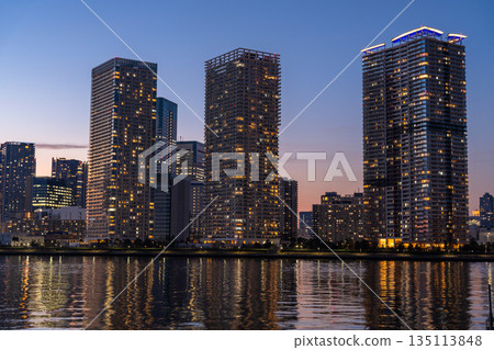 東京：豐洲古魯裡公園和晴見塔樓公寓的夜景 135113848