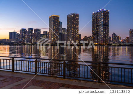 東京：豐洲古魯裡公園和晴見塔樓公寓的夜景 135113850