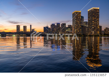 東京:豐洲古魯裡公園和晴見塔樓公寓的夜景 東京:豐洲古魯裡公園和晴見塔樓公寓的夜景 135113857