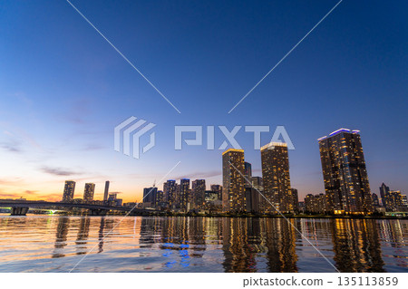 東京:豐洲古魯裡公園和晴見塔樓公寓的夜景 東京:豐洲古魯裡公園和晴見塔樓公寓的夜景 135113859
