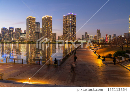 Tokyo: Night view of Toyosu Gururi Park and tower apartments in Harumi 135113864