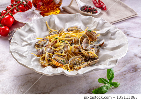 Italian pasta spaghetti with vongole 135113865