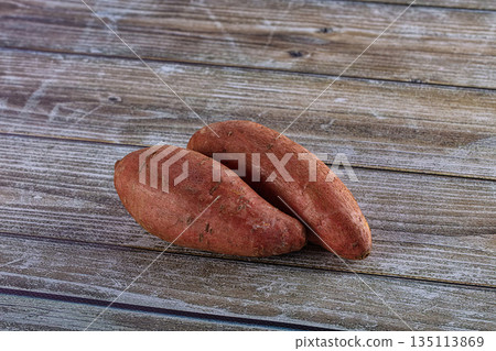 Raw ripe sweet potato - batat 135113869