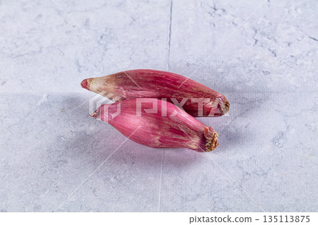 Raw purple ripe shallot onion Raw purple ripe shallot onion 135113875