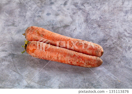 Fresh ripe raw carrots heap 135113876