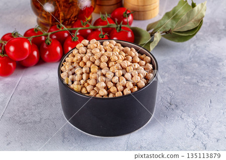Raw dry chickpeas in the bowl 135113879