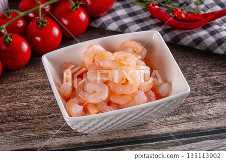 Marinated peeled pink cocktail prawns 135113902