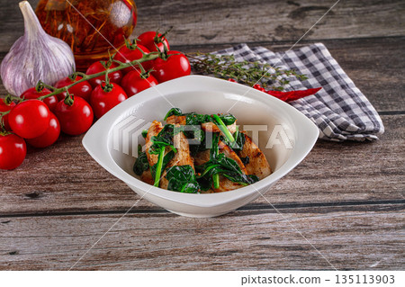 Roasted chicken breast with spinach 135113903