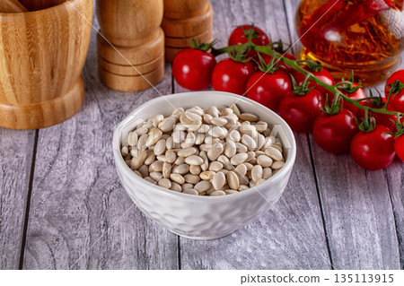 Raw white beans for cooking Raw white beans for cooking 135113915