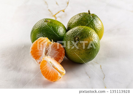 Sweet green juicy tangerin heap Sweet green juicy tangerin heap 135113928