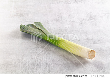Fresh raw green leek onion Fresh raw green leek onion 135114009