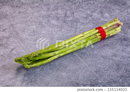 Raw fresh gourmet green asparagus Raw fresh gourmet green asparagus 135114033