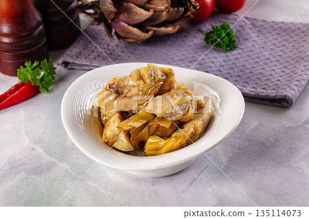Marinated organic artichole with oil 135114073