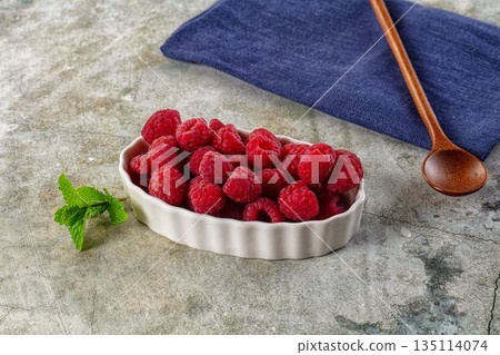 Organic ripe sweet juicy paspberry 135114074