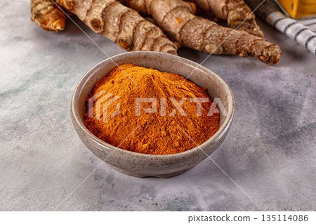 Indian tumeric cumin dry powder 135114086