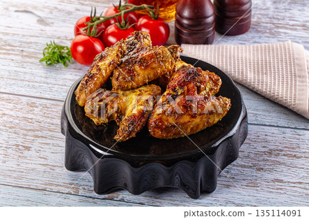 Baked chicken wings with spices 135114091