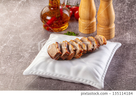 Sliced roasted duck breast fillet 135114184