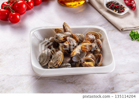 Steamed vongole clams with spices Steamed vongole clams with spices 135114204
