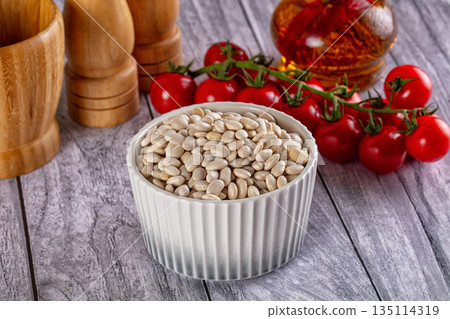 Raw white beans for cooking Raw white beans for cooking 135114319
