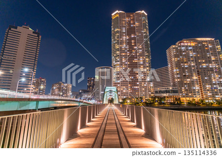 Tokyo: Night view of tower apartments and Harumi Bridge 135114336