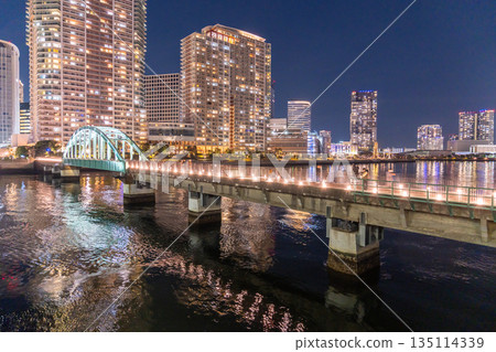 東京：塔樓公寓和晴海橋的夜景 135114339