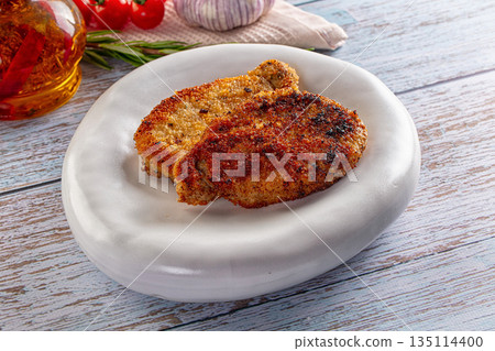 Breaded meat fillet escalope schnitzel 135114400