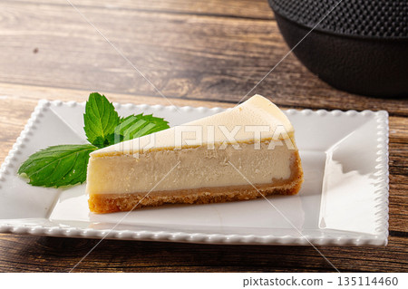 Classic delicous cheesecake slice served mint 135114460