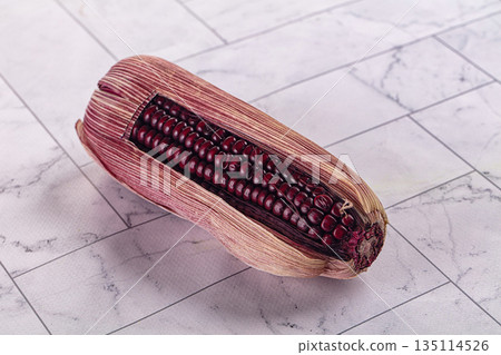 Organic natural Black sweet corn 135114526
