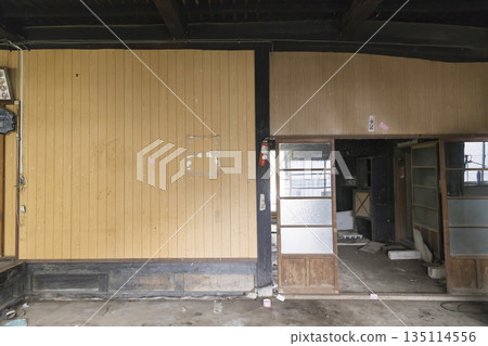 拆除前老房子的泥土地面 135114556