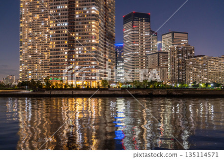 東京灣地區塔樓大廈的“東京”夜景 135114571