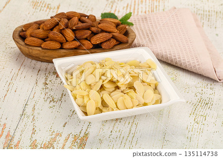 Sliced almond nut for culinary Sliced almond nut for culinary 135114738